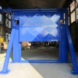 Protihluková zvedací vrata pro zhutňovací komoru v betonárně. Přípravná montáž.